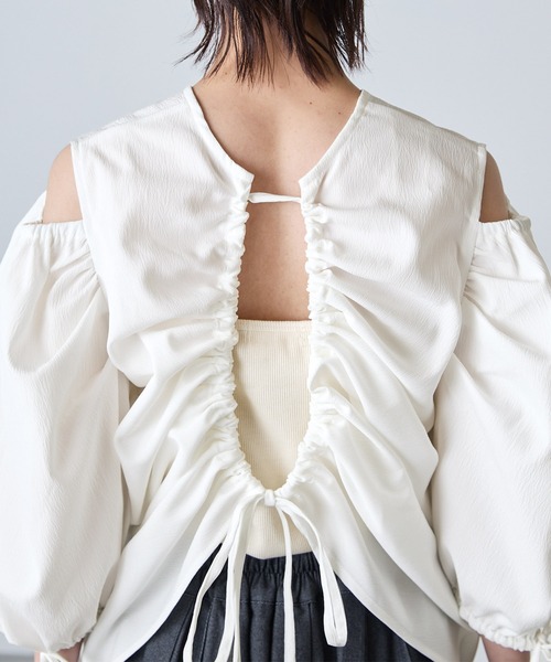 forksy.（フォルクシー）の「【forksy.】バックオープンショルダースリットパフスリーブブラウス（シャツ/ブラウス・レディース・ホワイト×ブラック/ホワイト・FREE）」の11枚目の写真