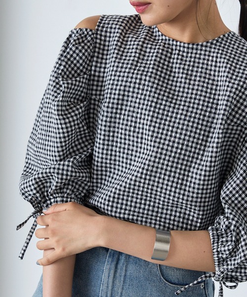 forksy.（フォルクシー）の「【forksy.】バックオープンショルダースリットパフスリーブブラウス（シャツ/ブラウス・レディース・ホワイト×ブラック/ホワイト・FREE）」の3枚目の写真