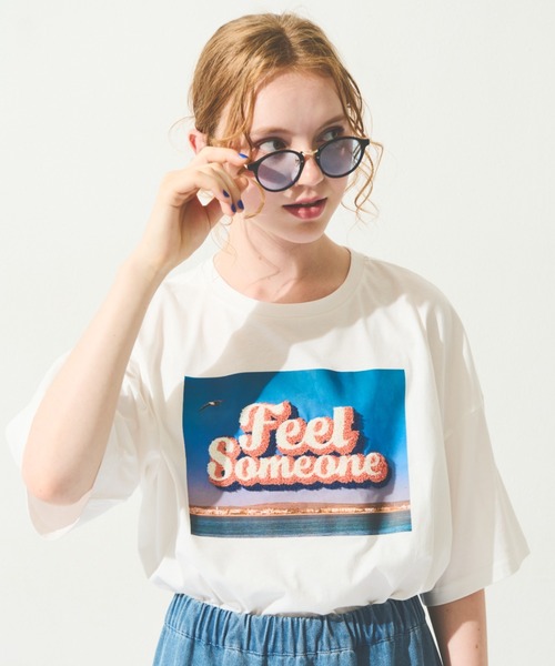 MERLOT(メルロー)の「相良刺繍フォトT(Tシャツ/カットソー・レディース・ホワイト/イエロー/ブラック・FREE)」の1枚目の写真