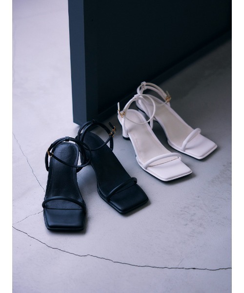 ENVYM（アンビー）の「アンクルストラップスクエアサンダル（サンダル・レディース・ブラック/ホワイト・22.5cm/23.5cm/24.5cm）」の3枚目の写真