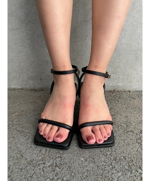 ENVYM（アンビー）の「アンクルストラップスクエアサンダル（サンダル・レディース・ブラック/ホワイト・22.5cm/23.5cm/24.5cm）」の6枚目の写真