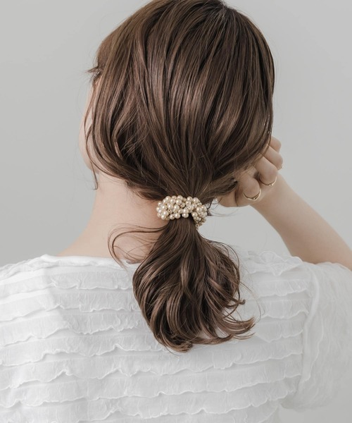SMELLY（スメリー）の「ギャザーパールヘアポニー（ヘアゴム・レディース・ベージュ・-）」の4枚目の写真