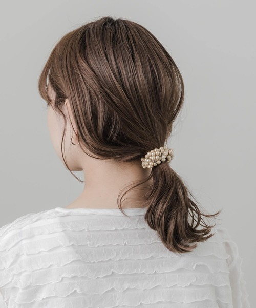 SMELLY（スメリー）の「ギャザーパールヘアポニー（ヘアゴム・レディース・ベージュ・-）」の5枚目の写真