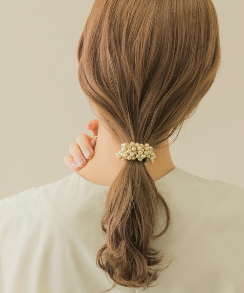 SMELLY（スメリー）の「ギャザーパールヘアポニー（ヘアゴム・レディース・ベージュ・-）」の9枚目の写真
