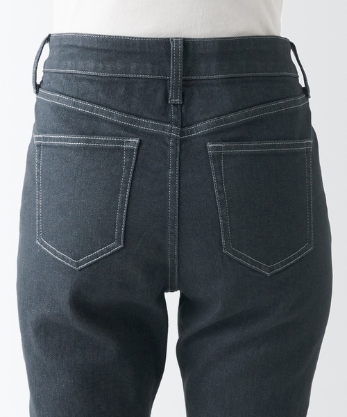 無印良品(ムジルシリョウヒン)の「ストレッチデニムスリムパンツ 股下75 チャコールグレー(デニムパンツ・レディース・チャコールグレー・23inch/25inch/26inch/27inch/28inch/30inch)」の4枚目の写真
