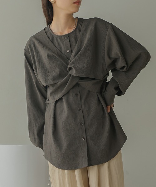 Bab（バブ）の「フロントねじりビスチェ風ブラウス（シャツ/ブラウス・レディース・チャコールグレー/ライトグリーン/アイボリー・M）」の3枚目の写真