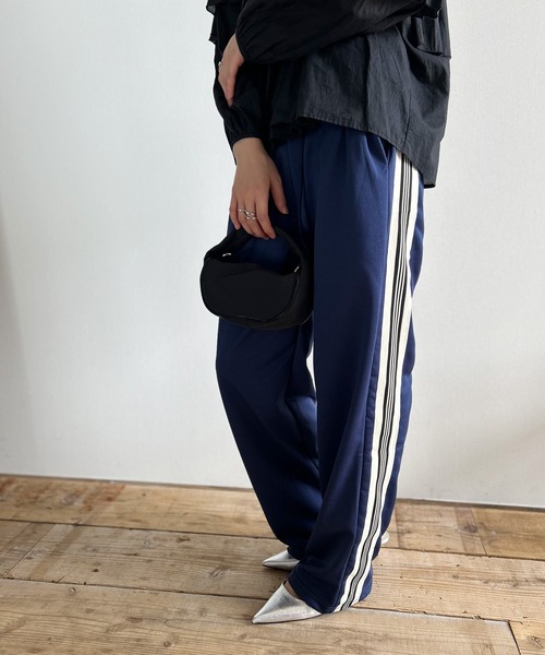 Kotoe(コトエ)の「【再入荷ナシ】 トラックパンツ ラインパンツ レディース メンズ(その他パンツ・レディース・ブラック/ネイビー・M/L)」の8枚目の写真
