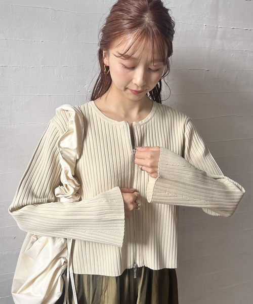 LOWRYS FARM(ローリーズファーム)の「クロップドZIPニットカーディガン 975379(カーディガン/ボレロ・レディース・アイボリー/パープル/ブラウン・FREE)」の2枚目の写真