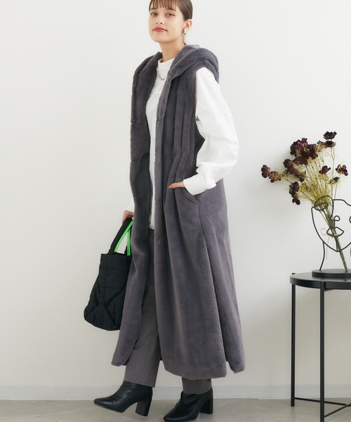 LUGIVA（ルギヴァ）の「LUGIVA フェイクファーマキシベスト（ダウンジャケット/コート・レディース・チャコールグレー/グレー・FREE）」の2枚目の写真