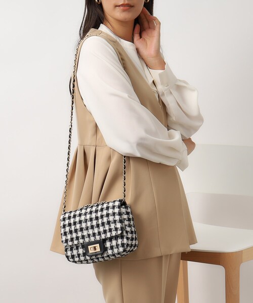 OPAQUE.CLIP（オペークドットクリップ）の「◆【2WAY】スクエアキルティングチェーンショルダーバッグ（ショルダーバッグ・レディース・ブラック系1/アイボリー/ブラック・00）」の4枚目の写真
