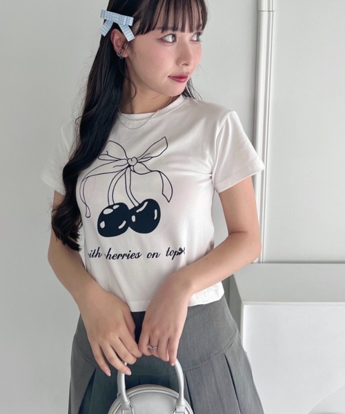 Loueme(ルエム)の「チェリーリボンミニTシャツ(Tシャツ/カットソー・レディース・ブラック/レッド・FREE)」の1枚目の写真