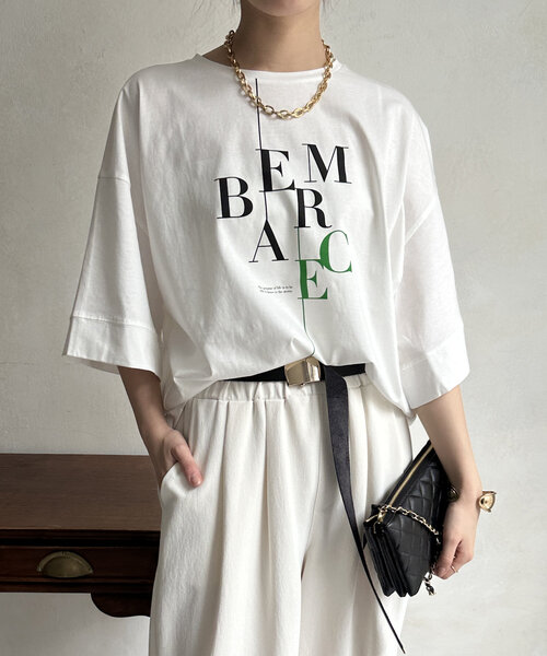 DouDou(ドゥドゥ)の「【WEB限定】EMBRACEロゴTEE(Tシャツ/カットソー・レディース・ブラック/オフホワイト・FREE)」の2枚目の写真