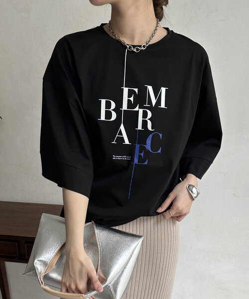 DouDou(ドゥドゥ)の「【WEB限定】EMBRACEロゴTEE(Tシャツ/カットソー・レディース・ブラック/オフホワイト・FREE)」の1枚目の写真