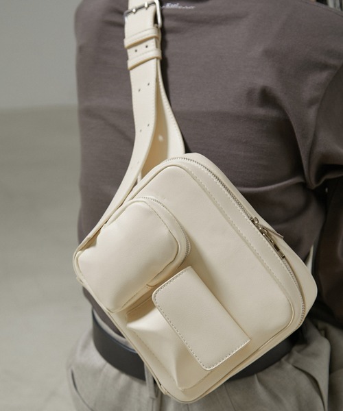 SALON adam et rope'（サロン アダム エ ロペ）の「Cameraボディーバッグ（ボディバッグ/ウエストポーチ・レディース・ブラウン/オフホワイト/ブラック・FREE）」の4枚目の写真