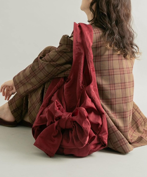 KBF(ケイビーエフ)の「アレンジリボンナイロンBAG(ショルダーバッグ・レディース・バーガンディー/カーキ/ブラック・ONE)」の4枚目の写真