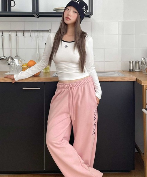 muahmuah(ムーアムーア)の「A'GEM/9 × .kom 『muah muah/ムーアムーア』 LOGO STITCH ROUND COLORING LONG SLEEVE/ロゴステッチラウンドネックカラリングロングシャツ(Tシャツ/カットソー・レディース・ブラック/ホワイト/ピンク・FREE)」の7枚目の写真