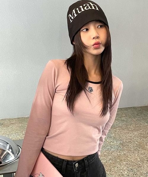 muahmuah(ムーアムーア)の「A'GEM/9 × .kom 『muah muah/ムーアムーア』 LOGO STITCH ROUND COLORING LONG SLEEVE/ロゴステッチラウンドネックカラリングロングシャツ(Tシャツ/カットソー・レディース・ブラック/ホワイト/ピンク・FREE)」の10枚目の写真