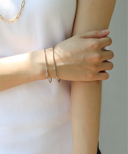 ieLS（イエルズ）の「金属アレルギー対応「ieLS」ステンレス　ダブルラインバングル（バングル/リストバンド・レディース・シルバー/ゴールド・ONE SIZE）」の2枚目の写真