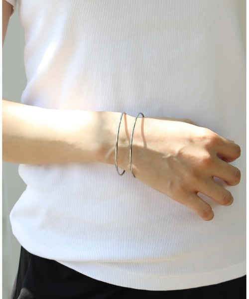 ieLS（イエルズ）の「金属アレルギー対応「ieLS」ステンレス　ダブルラインバングル（バングル/リストバンド・レディース・シルバー/ゴールド・ONE SIZE）」の5枚目の写真