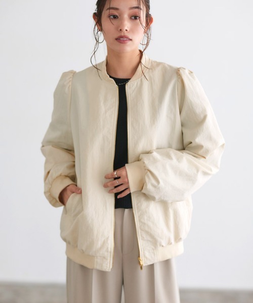 Pierrot（ピエロ）の「パフスリーブMA-1ブルゾン（MA-1・レディース・ブラック/アイボリー/ネイビー・L/M）」の2枚目の写真