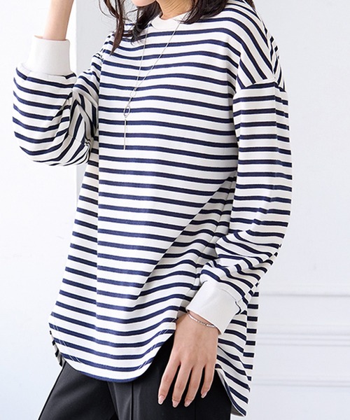 BELLUNA PLUS(ベルーナ)の「ふわふわ裏ファーゆったりプルオーバー(Tシャツ/カットソー・レディース・セージグリーン/ホワイト×ネイビー/チャコール/ピンク・X-LARGE/MEDIUM/LARGE)」の2枚目の写真