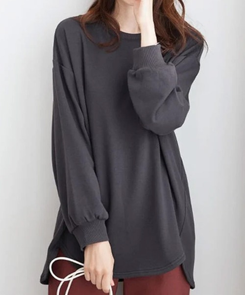 BELLUNA PLUS(ベルーナ)の「ふわふわ裏ファーゆったりプルオーバー(Tシャツ/カットソー・レディース・セージグリーン/ホワイト×ネイビー/チャコール/ピンク・X-LARGE/MEDIUM/LARGE)」の1枚目の写真