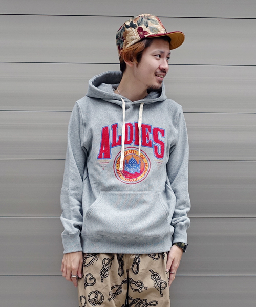 ALDIES（アールディーズ）の「University Parka カレッジプリント プルオーバーパーカー（パーカー・メンズ・グレー/レッド/グリーン/ブルー・MEDIUM/LARGE/SMALL）」の2枚目の写真