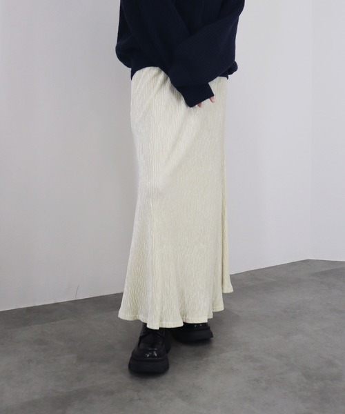 Reurie'（レウリィ）の「【ZOZO限定】ベロアリンクルナロースカート ロング丈 Iライン くしゅくしゅ しわ加工 ひだ シンプル 大人カジュアル きれいめ レディライク オケージョン モード お呼ばれコーデ ブラック 黒 ホワイト モノトーン（スカート・レディース・アイボリー/ブラック・FREE）」の4枚目の写真