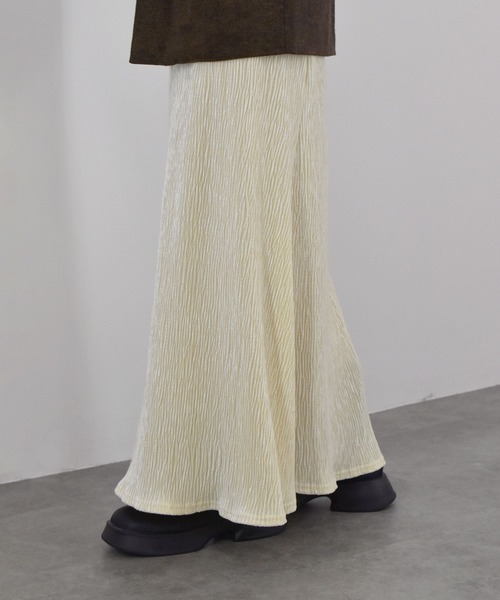 Reurie'（レウリィ）の「【ZOZO限定】ベロアリンクルナロースカート ロング丈 Iライン くしゅくしゅ しわ加工 ひだ シンプル 大人カジュアル きれいめ レディライク オケージョン モード お呼ばれコーデ ブラック 黒 ホワイト モノトーン（スカート・レディース・アイボリー/ブラック・FREE）」の5枚目の写真