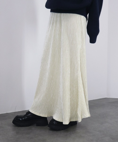 Reurie'（レウリィ）の「【ZOZO限定】ベロアリンクルナロースカート ロング丈 Iライン くしゅくしゅ しわ加工 ひだ シンプル 大人カジュアル きれいめ レディライク オケージョン モード お呼ばれコーデ ブラック 黒 ホワイト モノトーン（スカート・レディース・アイボリー/ブラック・FREE）」の13枚目の写真