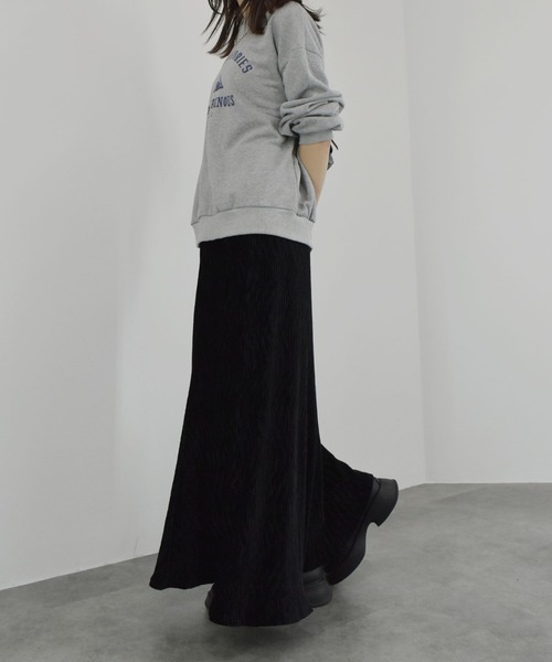 Reurie'（レウリィ）の「【ZOZO限定】ベロアリンクルナロースカート ロング丈 Iライン くしゅくしゅ しわ加工 ひだ シンプル 大人カジュアル きれいめ レディライク オケージョン モード お呼ばれコーデ ブラック 黒 ホワイト モノトーン（スカート・レディース・アイボリー/ブラック・FREE）」の6枚目の写真