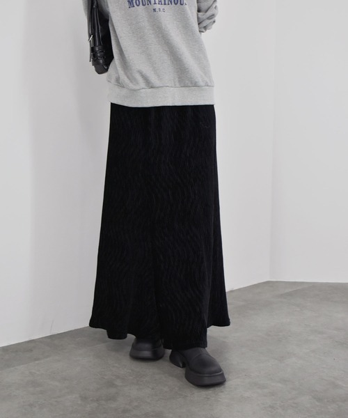 Reurie'（レウリィ）の「【ZOZO限定】ベロアリンクルナロースカート ロング丈 Iライン くしゅくしゅ しわ加工 ひだ シンプル 大人カジュアル きれいめ レディライク オケージョン モード お呼ばれコーデ ブラック 黒 ホワイト モノトーン（スカート・レディース・アイボリー/ブラック・FREE）」の7枚目の写真