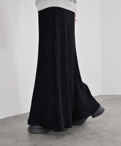 Reurie'（レウリィ）の「【ZOZO限定】ベロアリンクルナロースカート ロング丈 Iライン くしゅくしゅ しわ加工 ひだ シンプル 大人カジュアル きれいめ レディライク オケージョン モード お呼ばれコーデ ブラック 黒 ホワイト モノトーン（スカート・レディース・アイボリー/ブラック・FREE）」の8枚目の写真