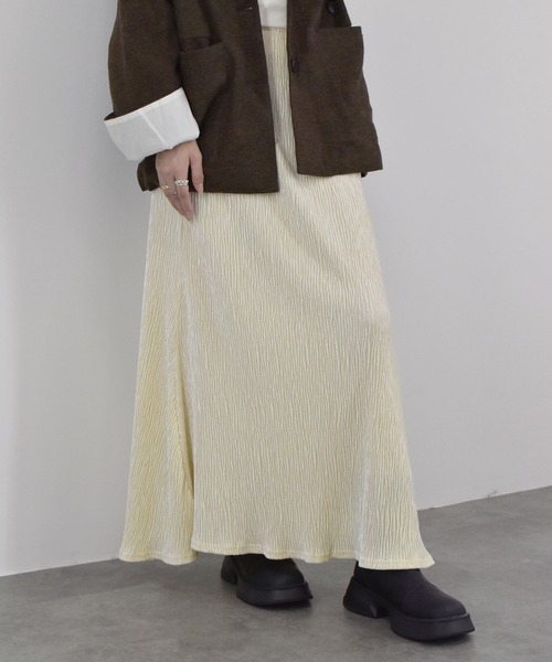 Reurie'（レウリィ）の「【ZOZO限定】ベロアリンクルナロースカート ロング丈 Iライン くしゅくしゅ しわ加工 ひだ シンプル 大人カジュアル きれいめ レディライク オケージョン モード お呼ばれコーデ ブラック 黒 ホワイト モノトーン（スカート・レディース・アイボリー/ブラック・FREE）」の14枚目の写真