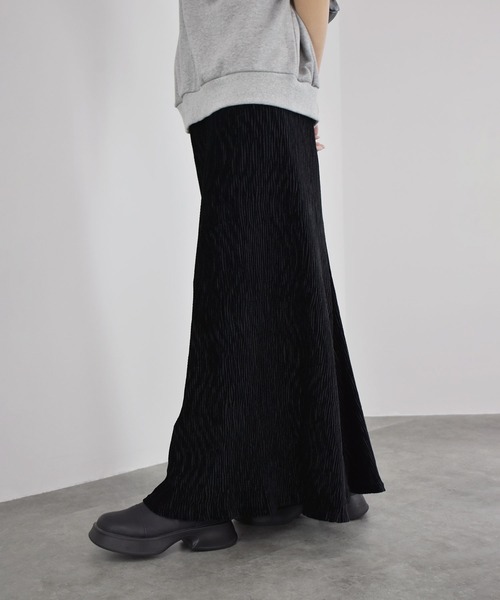 Reurie'（レウリィ）の「【ZOZO限定】ベロアリンクルナロースカート ロング丈 Iライン くしゅくしゅ しわ加工 ひだ シンプル 大人カジュアル きれいめ レディライク オケージョン モード お呼ばれコーデ ブラック 黒 ホワイト モノトーン（スカート・レディース・アイボリー/ブラック・FREE）」の18枚目の写真