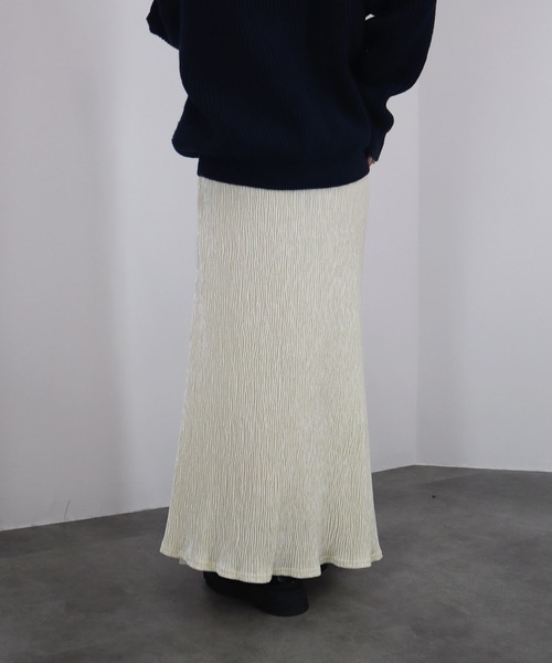 Reurie'（レウリィ）の「【ZOZO限定】ベロアリンクルナロースカート ロング丈 Iライン くしゅくしゅ しわ加工 ひだ シンプル 大人カジュアル きれいめ レディライク オケージョン モード お呼ばれコーデ ブラック 黒 ホワイト モノトーン（スカート・レディース・アイボリー/ブラック・FREE）」の21枚目の写真