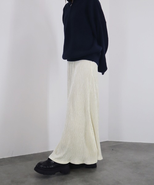Reurie'（レウリィ）の「【ZOZO限定】ベロアリンクルナロースカート ロング丈 Iライン くしゅくしゅ しわ加工 ひだ シンプル 大人カジュアル きれいめ レディライク オケージョン モード お呼ばれコーデ ブラック 黒 ホワイト モノトーン（スカート・レディース・アイボリー/ブラック・FREE）」の22枚目の写真