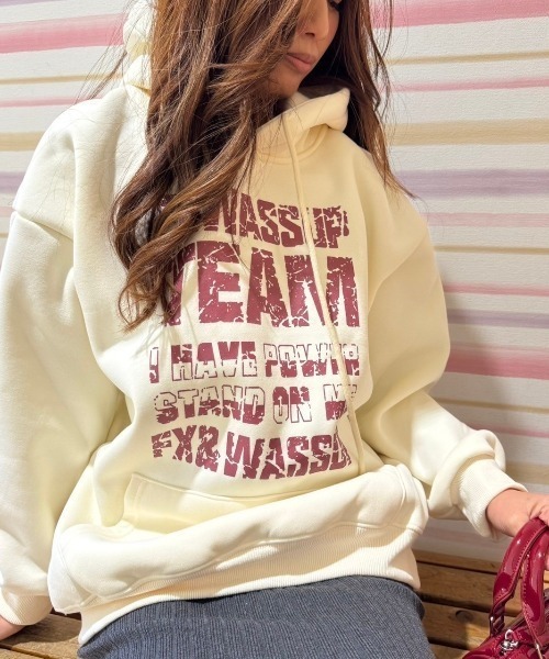 LETee(レティー)の「TEAMプリントプルパーカー(パーカー・レディース・ネイビー/ワインレッド/グレー/アイボリー/ブラック・FREE)」の2枚目の写真