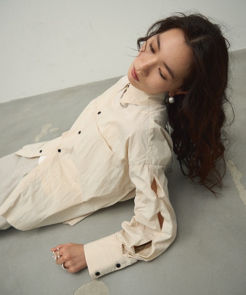 Lutim by u(ルチバイユー)の「Side-hole nylon shirt / サイドホールナイロンシャツ(シャツ/ブラウス・レディース・ブルー/ナチュラル/ホワイト・FREE)」の3枚目の写真