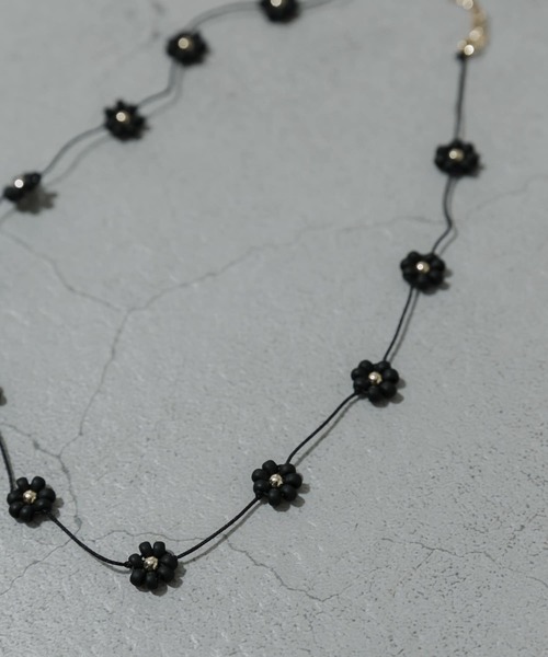SMELLY（スメリー）の「フラワーモチーフチョーカーネックレス（ネックレス・レディース・ブラック・-）」の2枚目の写真
