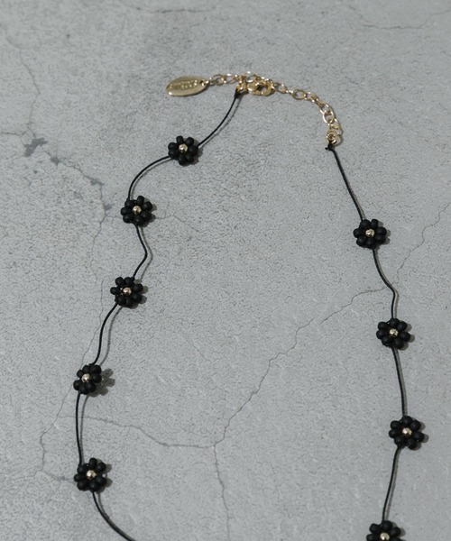 SMELLY（スメリー）の「フラワーモチーフチョーカーネックレス（ネックレス・レディース・ブラック・-）」の3枚目の写真