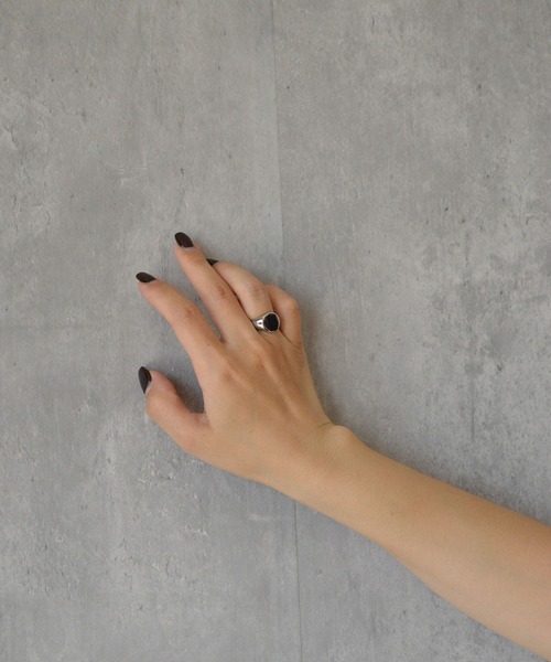 BROTHERHOOD(ブラザーフッド)の「【earyear】Oval Crest design peti Volume Ring(リング・レディース・ゴールド/シルバー・MEDIUM/SMALL/LARGE)」の14枚目の写真