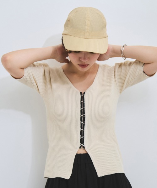 VICKY(ビッキー)の「モチモチリブニットホックカーディガン≪手洗い可能≫(カーディガン/ボレロ・レディース・オフホワイト/ブラック・M)」の1枚目の写真