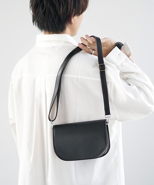 MinoriTY（マイノリティ）の「【MinoriTY】PUボックスタイプショルダーミニバッグ メンズ ウィメンズ ユニセックス（ショルダーバッグ・メンズ・ブラック・FREE）」の3枚目の写真