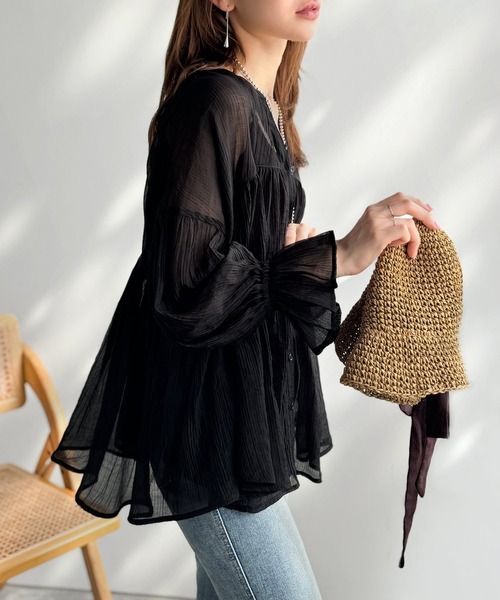 classicalelf(クラシカルエルフ)の「軽やかな風を纏って、ふんわりと。前後2wayボリュームシルエットシアーヨウリュウキャンディスリーブギャザーブラウス(長袖)(シャツ/ブラウス・レディース・ブラウン/ブラック/オフホワイト・LARGE/MEDIUM/SMALL/X-LARGE)」の2枚目の写真