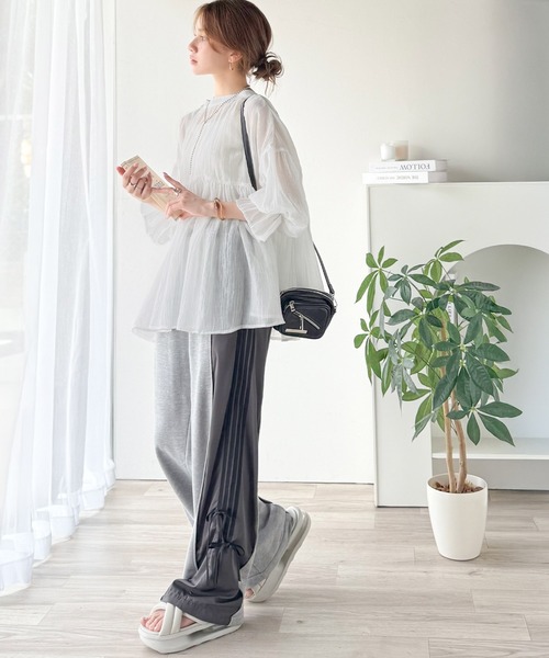 classicalelf(クラシカルエルフ)の「軽やかな風を纏って、ふんわりと。前後2wayボリュームシルエットシアーヨウリュウキャンディスリーブギャザーブラウス(長袖)(シャツ/ブラウス・レディース・ブラウン/ブラック/オフホワイト・LARGE/MEDIUM/SMALL/X-LARGE)」の16枚目の写真