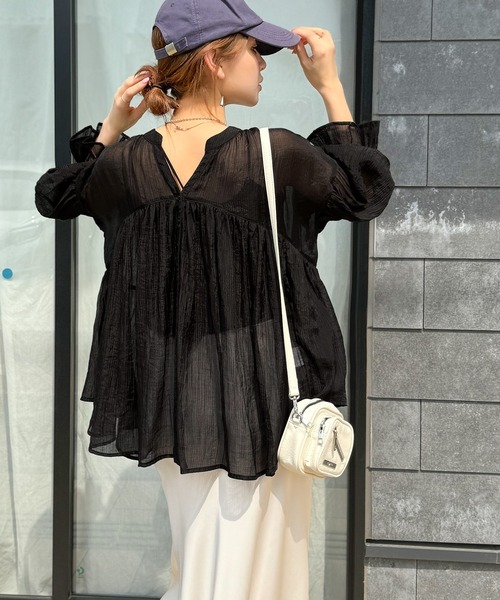 classicalelf(クラシカルエルフ)の「軽やかな風を纏って、ふんわりと。前後2wayボリュームシルエットシアーヨウリュウキャンディスリーブギャザーブラウス(長袖)(シャツ/ブラウス・レディース・ブラウン/ブラック/オフホワイト・LARGE/MEDIUM/SMALL/X-LARGE)」の21枚目の写真