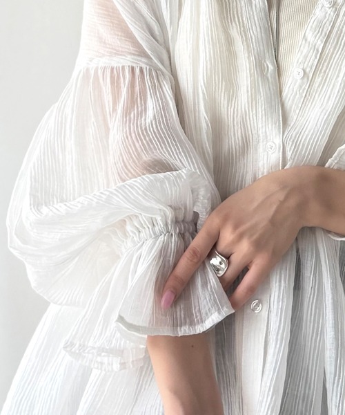 classicalelf(クラシカルエルフ)の「軽やかな風を纏って、ふんわりと。前後2wayボリュームシルエットシアーヨウリュウキャンディスリーブギャザーブラウス(長袖)(シャツ/ブラウス・レディース・ブラウン/ブラック/オフホワイト・LARGE/MEDIUM/SMALL/X-LARGE)」の7枚目の写真