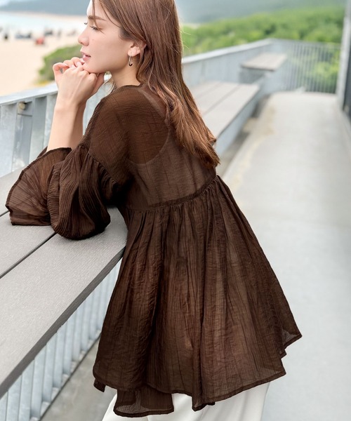 classicalelf(クラシカルエルフ)の「軽やかな風を纏って、ふんわりと。前後2wayボリュームシルエットシアーヨウリュウキャンディスリーブギャザーブラウス(長袖)(シャツ/ブラウス・レディース・ブラウン/ブラック/オフホワイト・LARGE/MEDIUM/SMALL/X-LARGE)」の6枚目の写真