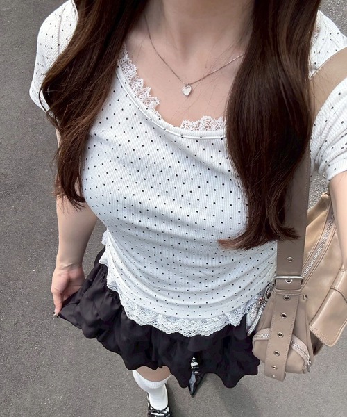 Another Branch olive des olive（アナザーブランチオリーブデオリーブ）の「【＠re.__mi23セレクト】裾レースT（Tシャツ/カットソー・レディース・ブラック/ライトグレー/ブラウン/ブラック系その他/ホワイト系その他・FREE）」の2枚目の写真